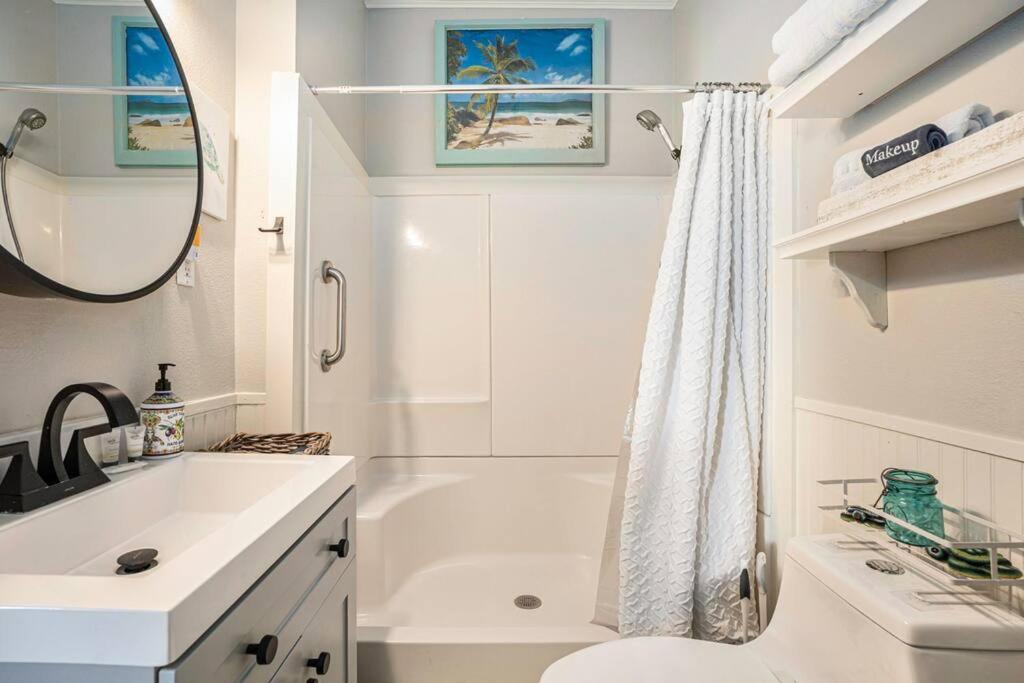 Beachy Bungalow! 2Bd, King Bed Galveston Bagian luar foto