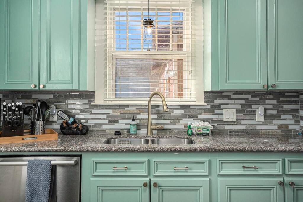 Beachy Bungalow! 2Bd, King Bed Galveston Bagian luar foto
