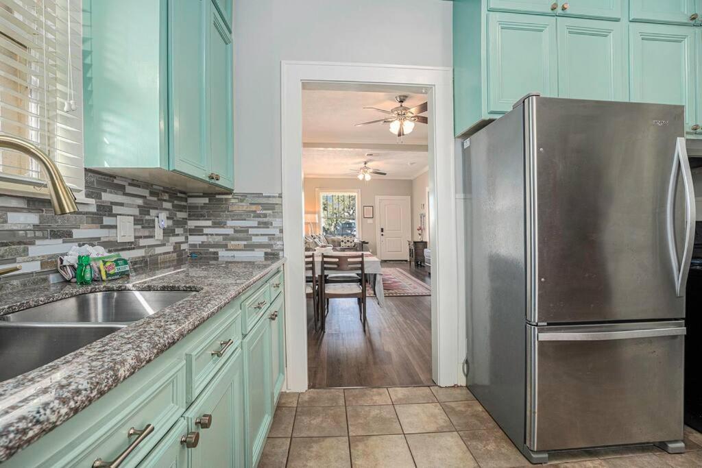 Beachy Bungalow! 2Bd, King Bed Galveston Bagian luar foto