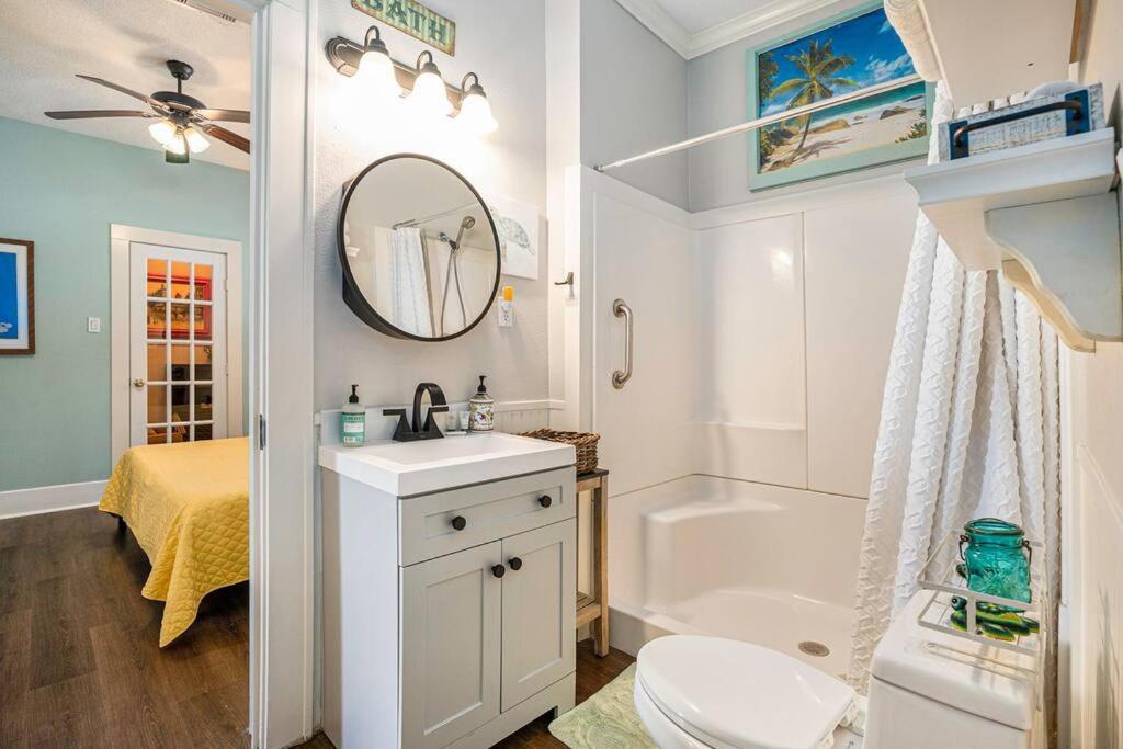 Beachy Bungalow! 2Bd, King Bed Galveston Bagian luar foto