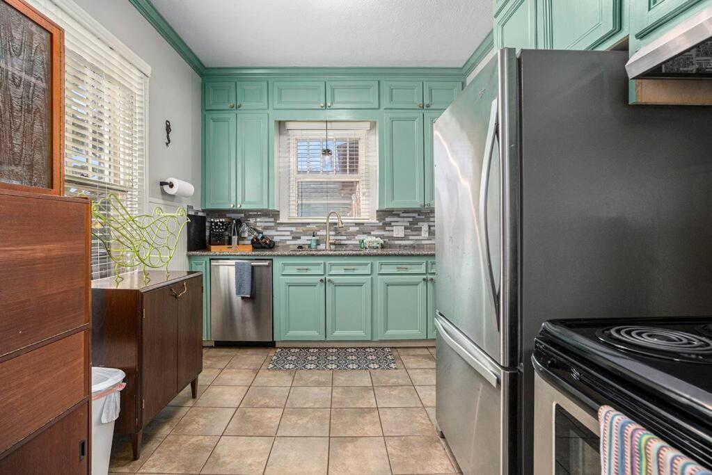Beachy Bungalow! 2Bd, King Bed Galveston Bagian luar foto