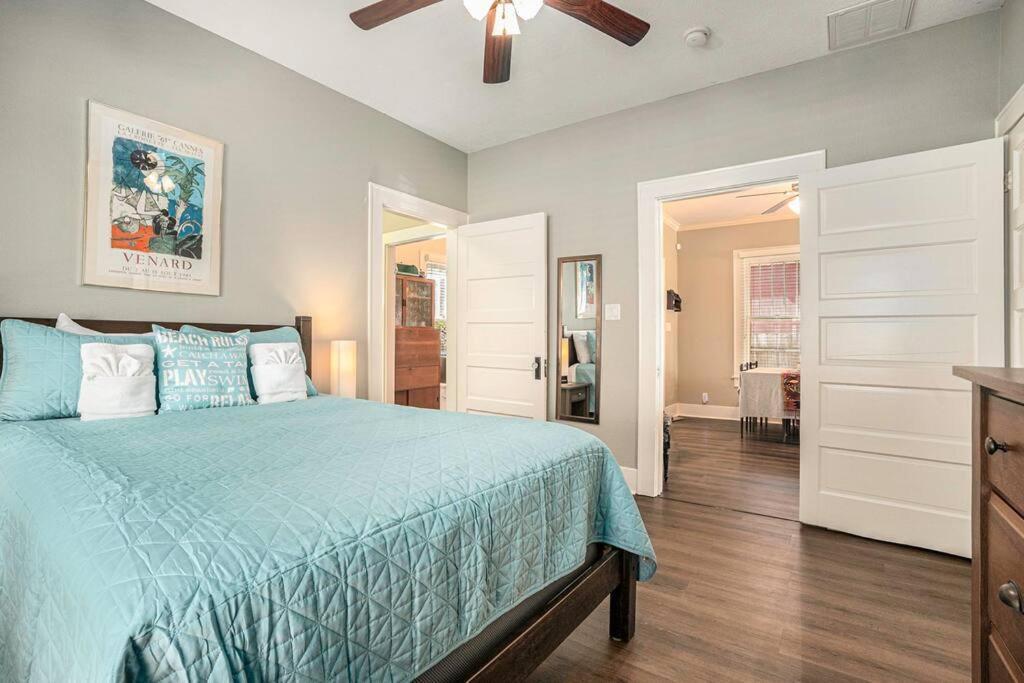 Beachy Bungalow! 2Bd, King Bed Galveston Bagian luar foto