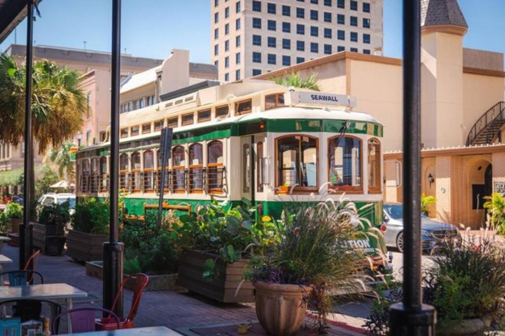 Beachy Bungalow! 2Bd, King Bed Galveston Bagian luar foto