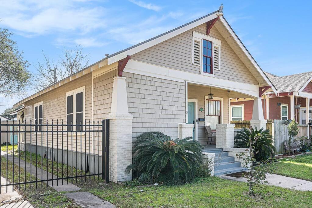 Beachy Bungalow! 2Bd, King Bed Galveston Bagian luar foto