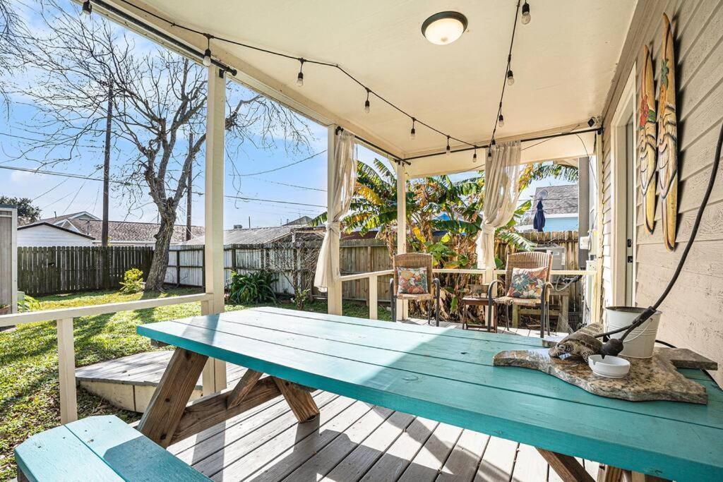 Beachy Bungalow! 2Bd, King Bed Galveston Bagian luar foto
