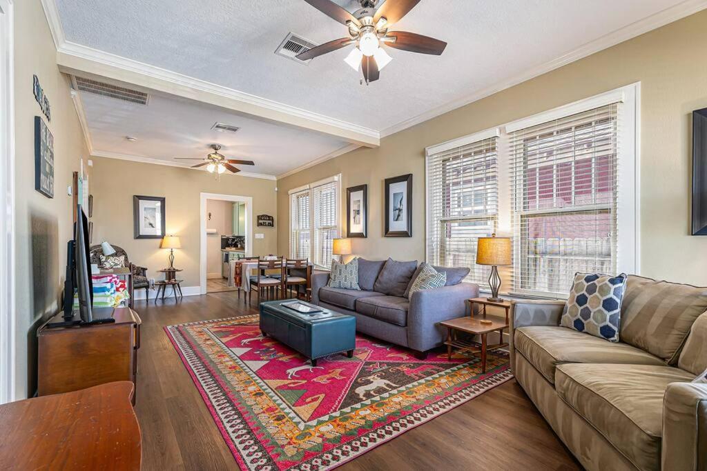 Beachy Bungalow! 2Bd, King Bed Galveston Bagian luar foto